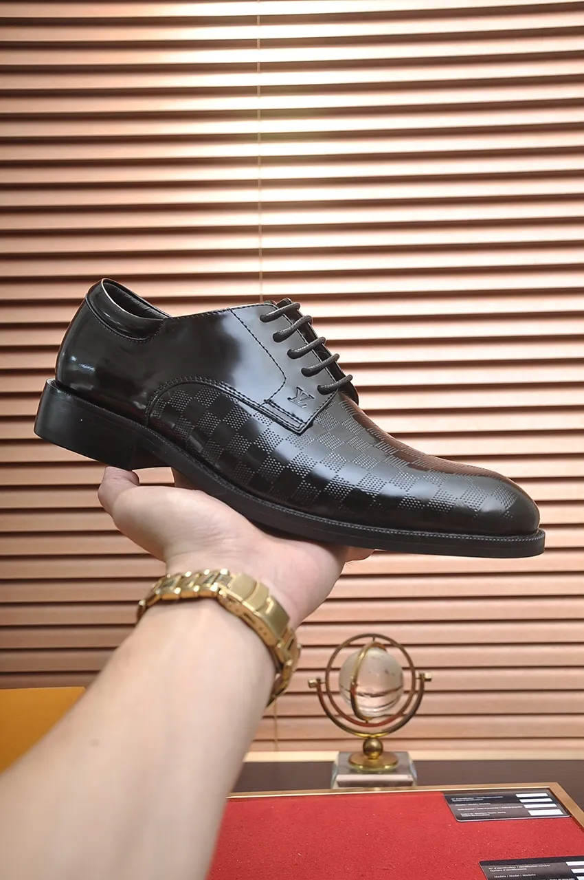 Men's men's shoes 💰520💶 [LV] (original single cowhide lining) 🍀LV's latest genuine leather business suit shoes are launched simultaneously on the official website. The first-layer cowhide imported from Italy is made of heavy gold, 💥official website 1:1 rubber outsole. Versatile to wear, high-end without losing class, and the color combination is extraordinary. This four-season style is alluring when worn on your feet, showing off your big-name flair. Standard code 38-45 (45 customized)